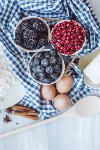 Hornear pastel de bayas en la cocina . —  Fotos de Stock