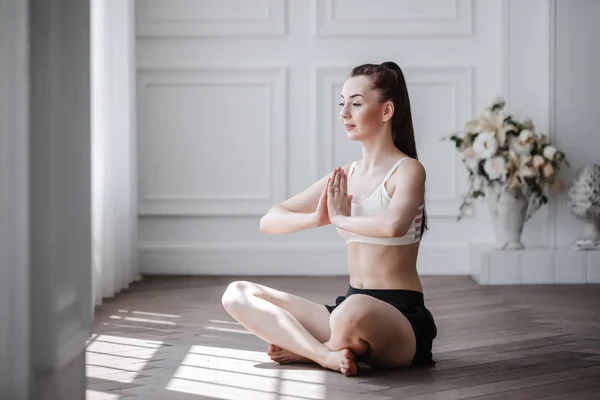 Porträtt av ung glad tjej tränar yoga. — Stockfoto
