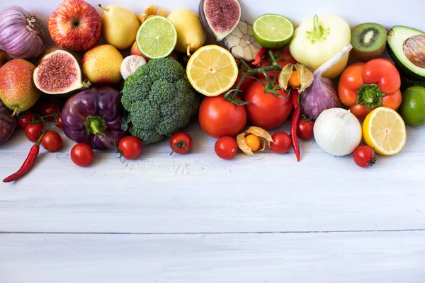 Divers légumes et fruits frais sur fond en bois, vue de dessus, espace de copie . — Photo