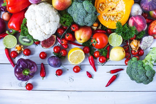 Verduras frescas sobre un fondo de madera. — Foto de Stock