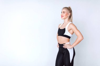 Gri bir arka plan üzerinde siyah ve beyaz spor güzel atletik kadın. 