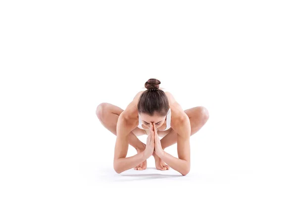 Mujer haciendo práctica de yoga aislada sobre fondo blanco. Maestro de yoga . —  Fotos de Stock