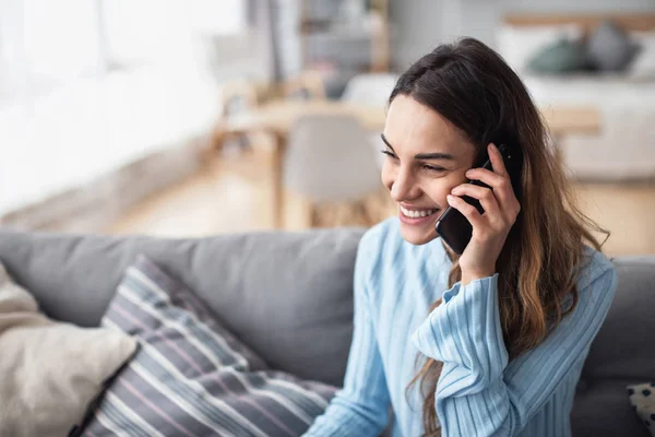 Atractiva mujer sonriente hablando por teléfono en casa . —  Fotos de Stock