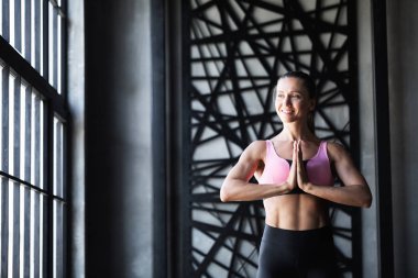 Kapalı gülümseyen fitness kadın