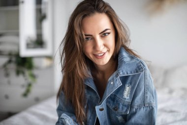 Evdeki güzel kadının portresi..