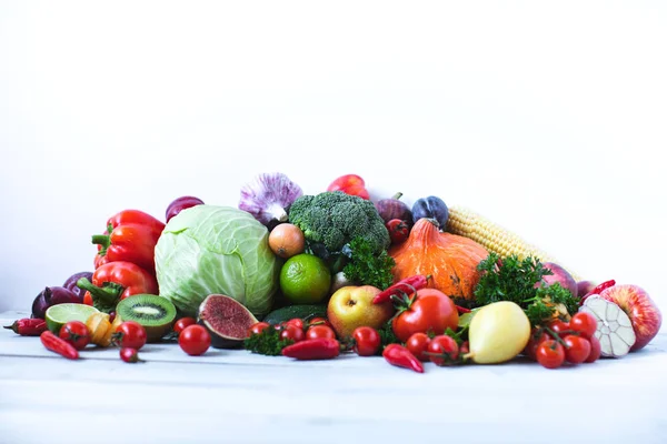 Olika färska grönsaker och frukter på en trä bakgrund, ovanifrån, kopiera utrymme. — Stockfoto