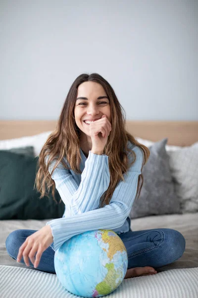 Gioioso donna sorridente al chiuso con un globo guardando la fotocamera . — Foto Stock