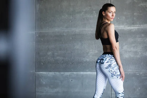 Junge Frau Sportbekleidung Posiert Fitnessstudio Sport Fitness Und Menschen Konzept — Stockfoto