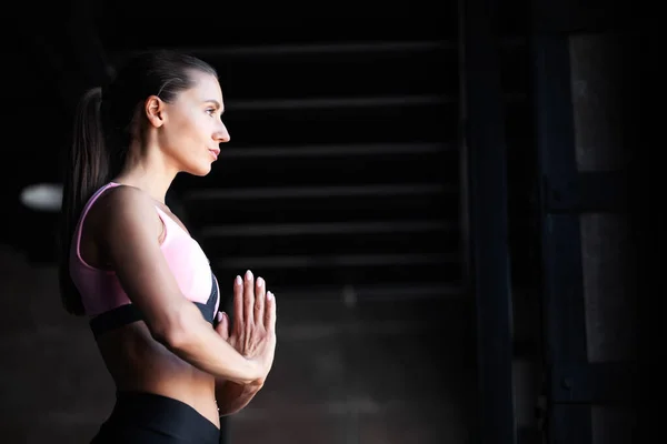 Fit Weiblich Sportlerin Der Turnhalle Entspannt Händchenhaltend Namaste Oder Gebet — Stockfoto