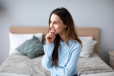 Kaygısız kadın evdeki kanepede rahatlıyor. Ev hayatı..