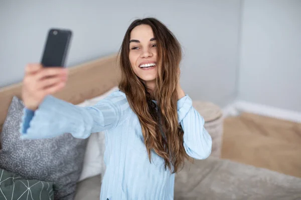 Linda Mujer Joven Mirando Teléfono Inteligente Chica Influencer Posando Para —  Fotos de Stock