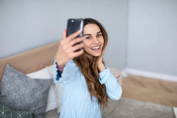 Mujer Tomando Selfies Con Smartphone Influenciador —  Fotos de Stock