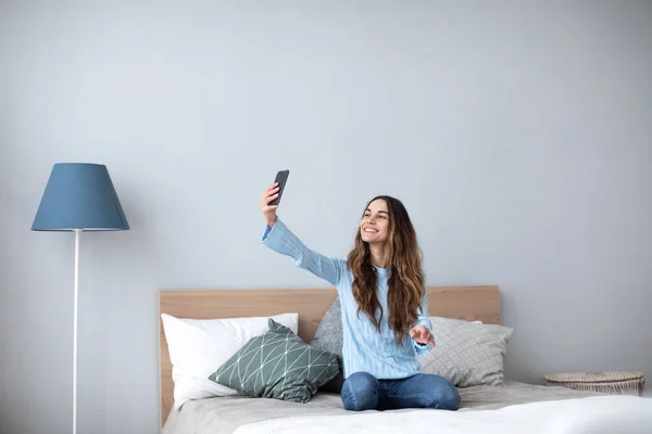 Linda Mujer Joven Mirando Teléfono Inteligente Chica Influencer Posando Para —  Fotos de Stock