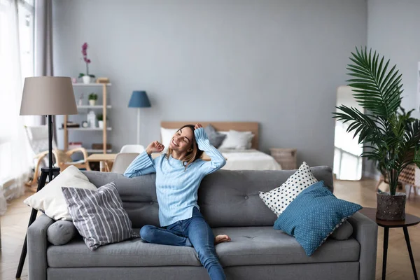 Relajada Mujer Sonriente Sentada Sofá Casa Vida Doméstica — Foto de Stock