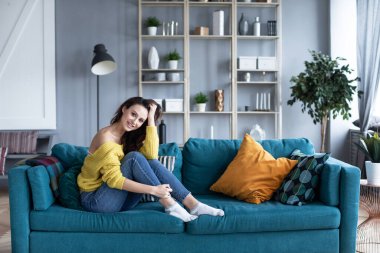 Hafta sonları evdeki kanepede yatan kadın. Ev hayatının tadını çıkarıyorum..