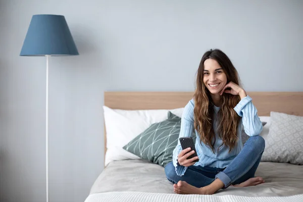 Mujer Joven Sonriente Casa Usando Teléfono Inteligente Moderno Charla Línea — Foto de Stock