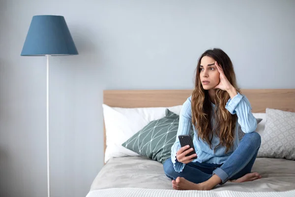 Preciso Pensar Mulher Bonita Depressão Sentado Casa Sofá Com Telefone — Fotografia de Stock