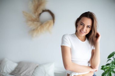 Oturma odasında genç ve güzel bir kız var. Kadın portresi.
