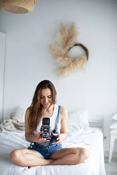 Joven Hermosa Chica Casa Sofá Con Una Cámara Retro Sus — Foto de Stock