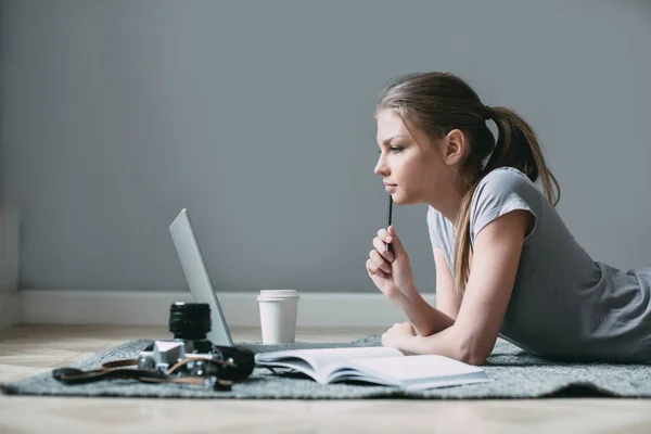 Beautiful Young Woman Laptop Lies Floor Living Room Freelancer Working — Stock Photo, Image