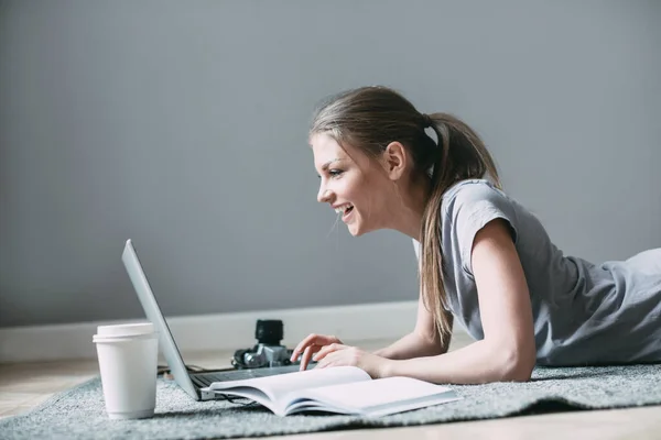 Young Woman Using Laptop Communicates Internet Customer Cozy Office Workplace — Stock Photo, Image