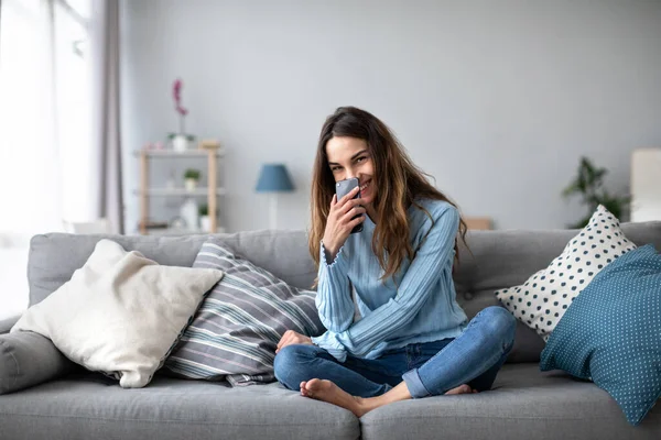 Mujer Sonriente Con Smartphone Casa Sofá Compras Línea Utilizando Teléfono —  Fotos de Stock