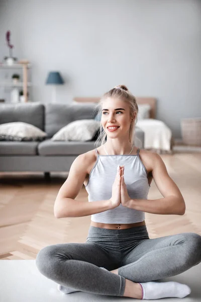 Passar Ung Kvinna Som Motionerar Hemma Dags För Yoga — Stockfoto