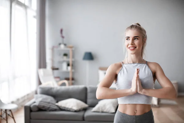 Ajuste Mujer Joven Haciendo Ejercicios Casa Tiempo Para Yoga — Foto de Stock