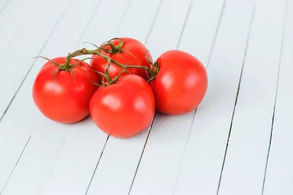 Tomates Vermelhos Ramo Uma Mesa Madeira Alimentos Crus — Fotografia de Stock