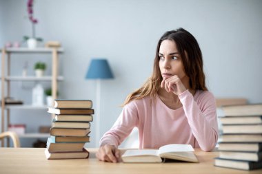 Zavallı genç öğrenci sınavlara hazırlanıyor. Evde öğreniyorum..