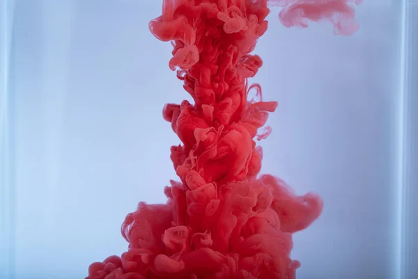 赤いインクが水に落ちる 水中を渦巻く雲 要旨科学的背景 — ストック写真