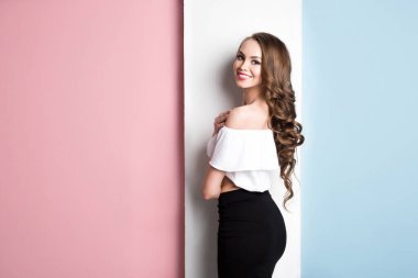 Fotokopi alanı olan güzel bir kadın model. Kadın portresi.