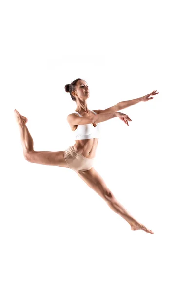 Mujer Joven Flexible Saltando Graciosamente Aislado Sobre Fondo Blanco Hermosa —  Fotos de Stock