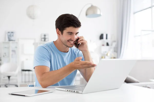 Feliz Sorrindo Homem Trabalha Seu Laptop Telefone Falando Casa Freelancer — Fotografia de Stock