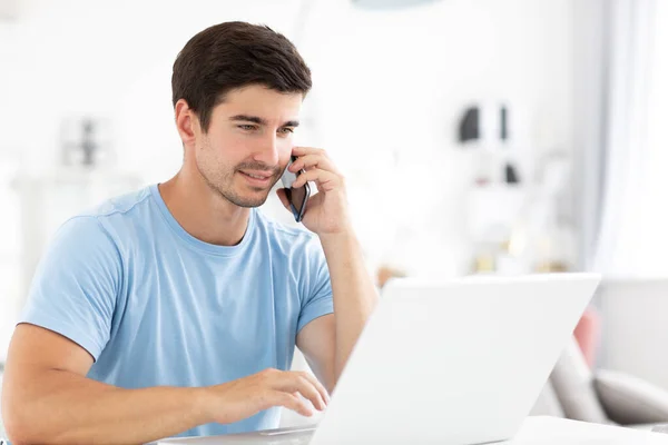 Homem Amigável Falando Telefone Trabalhar Casa Com Computador Portátil Freelance — Fotografia de Stock