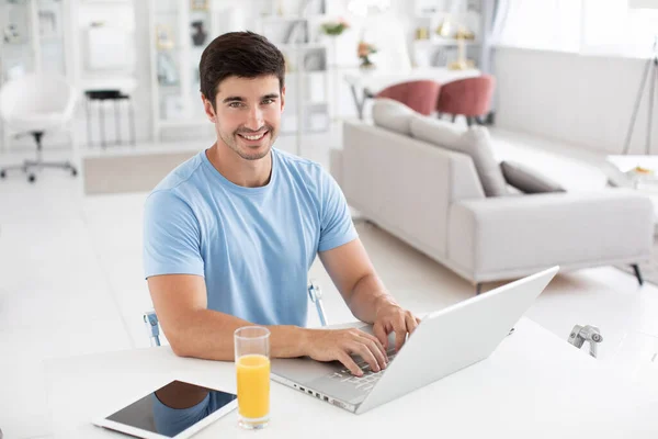 幸せな笑顔の男は自宅のノートパソコンで動作します 陽気なフリーランス 距離の仕事 — ストック写真