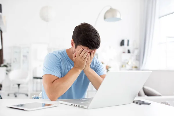 Retrato Jovem Sentado Sua Mesa Casa Com Laptop Triste Cobrindo — Fotografia de Stock