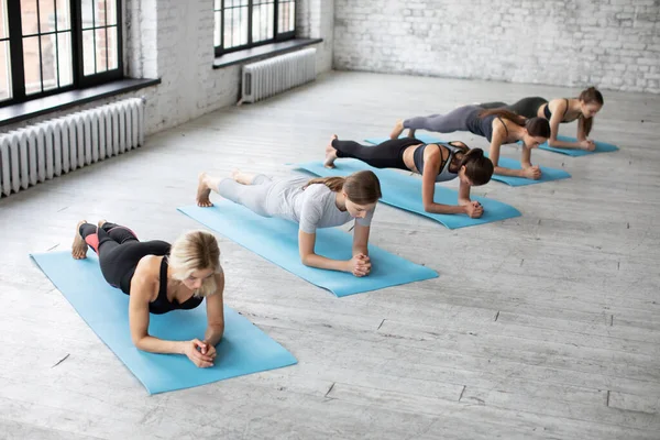 Yogacı Kadın Bir Grup Güzel Kız Içeride Kalas Egzersizi Yapıyor — Stok fotoğraf