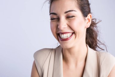 Gülümseyen güzel bir kadının portresi stüdyo çekimi.