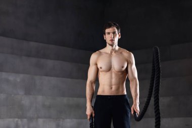 Spor salonunda vücut geliştirici yakışıklı, güçlü atletik adam..