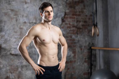 Siyah arka planda güçlü ve kaslı bir adam. Vücut geliştirici.