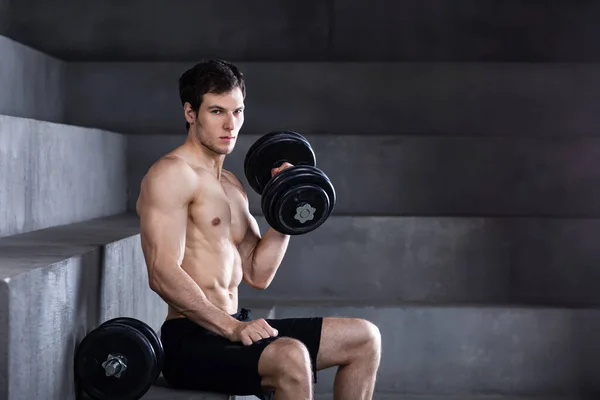 Determinado Atraente Jovem Homem Torso Exercício Com Haltere Esporte Ginásio — Fotografia de Stock