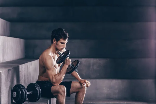 Culturist Musculare Tip Face Exerciții Gantere Fundal Întunecat — Fotografie, imagine de stoc