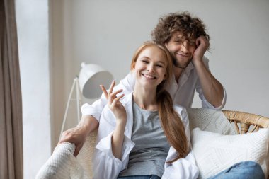 Mutlu çift kamerayla konuşuyor, video kaydediyor. Kadın ve erkek ev ofisinde sohbet ediyorlar. Web kamerası görünümü.