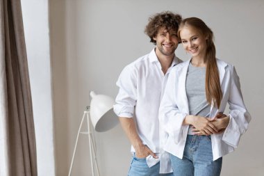 Evdeki mutlu genç çift. Birlikte ev hayatının tadını çıkarıyoruz..