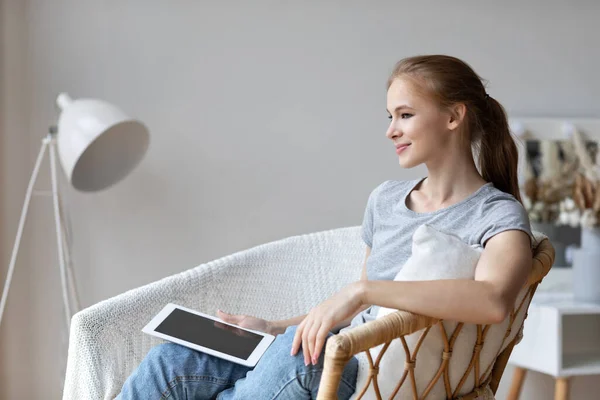 Portrét Atraktivní Mladé Ženy Použitím Digitálního Tabletu Při Relaxaci Židli — Stock fotografie