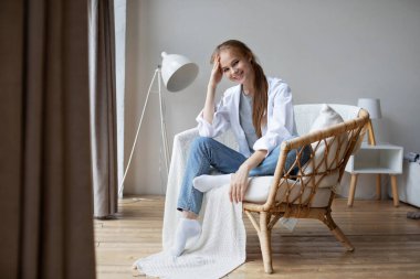 Mutlu genç bayan evde dinleniyor. Ev hayatı..