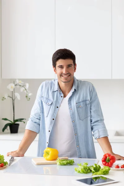 Homem Bonito Cozinha Brilhante Conceito Vegetariano — Fotografia de Stock