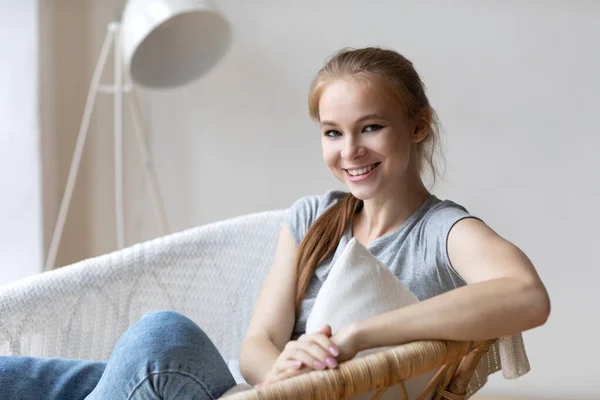 Heitere Ziemlich Entspannte Junge Frau Auf Gemütlichen Stuhl Wohnzimmer Träumen — Stockfoto