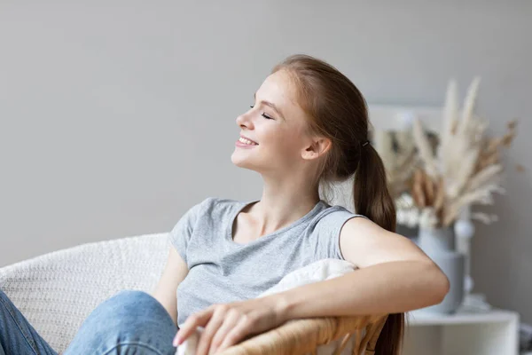 Jeune Femme Détendue Sur Une Chaise Confortable Avec Les Yeux — Photo